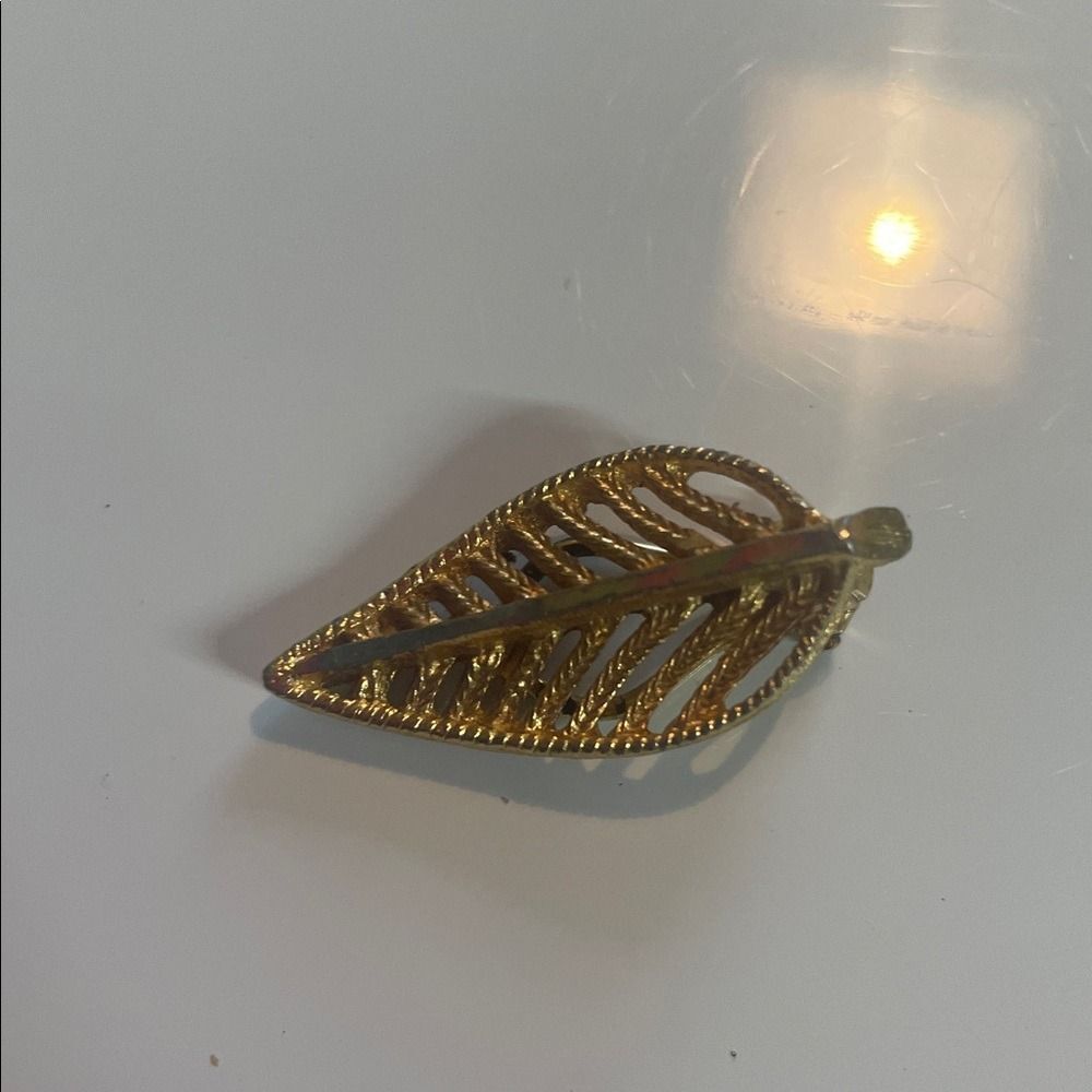 Vintage Gold Tone Openwork Leaf Brooch Pin Costume Jewelry Accessory - Picture 5 of 7